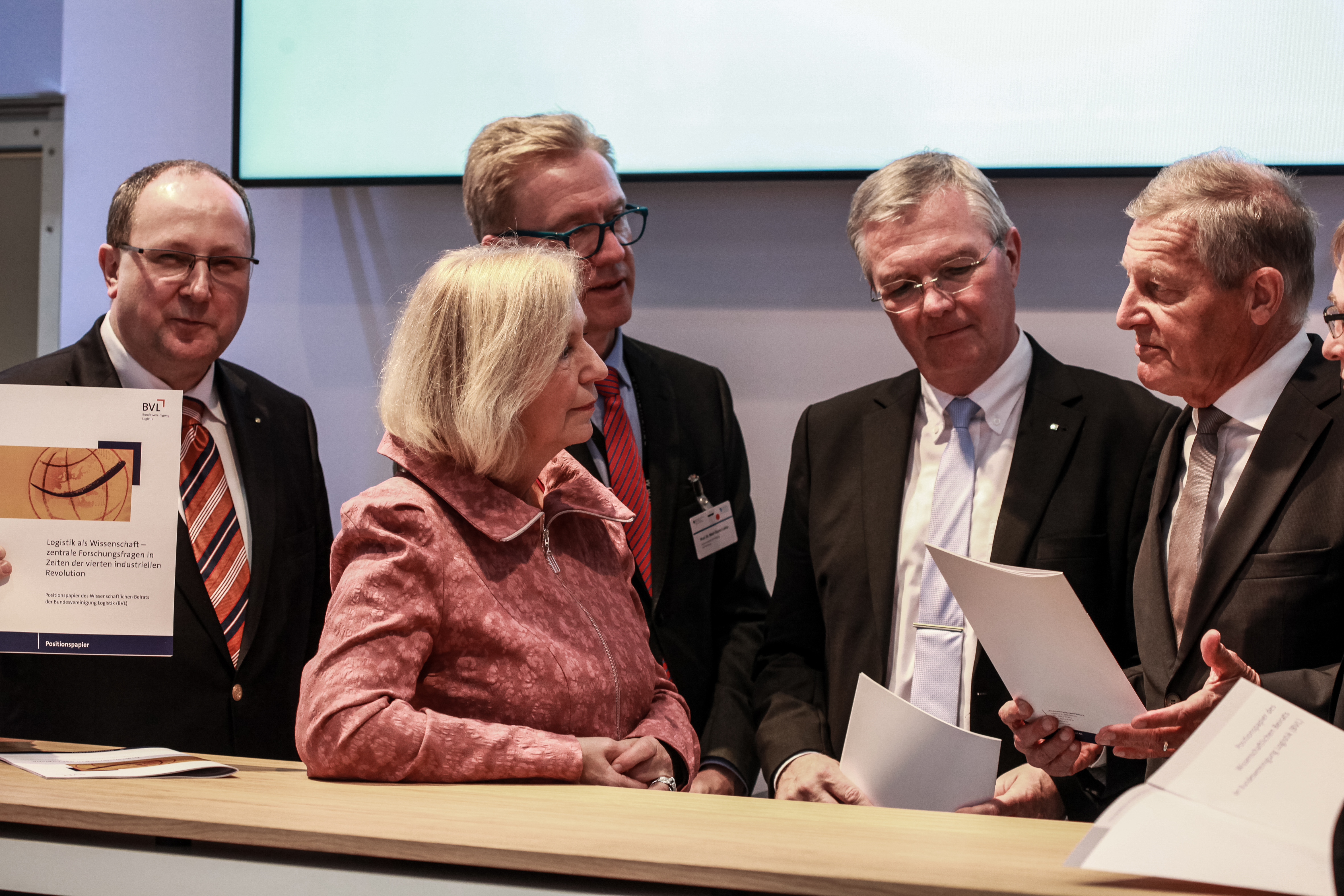 Prof. Werner Delfmann (right) and Prof. Michael ten Hompel (2nd from right) hand over the position paper of the Scientific Advisory Board to Federal Minister Prof. Johanna Wanka.