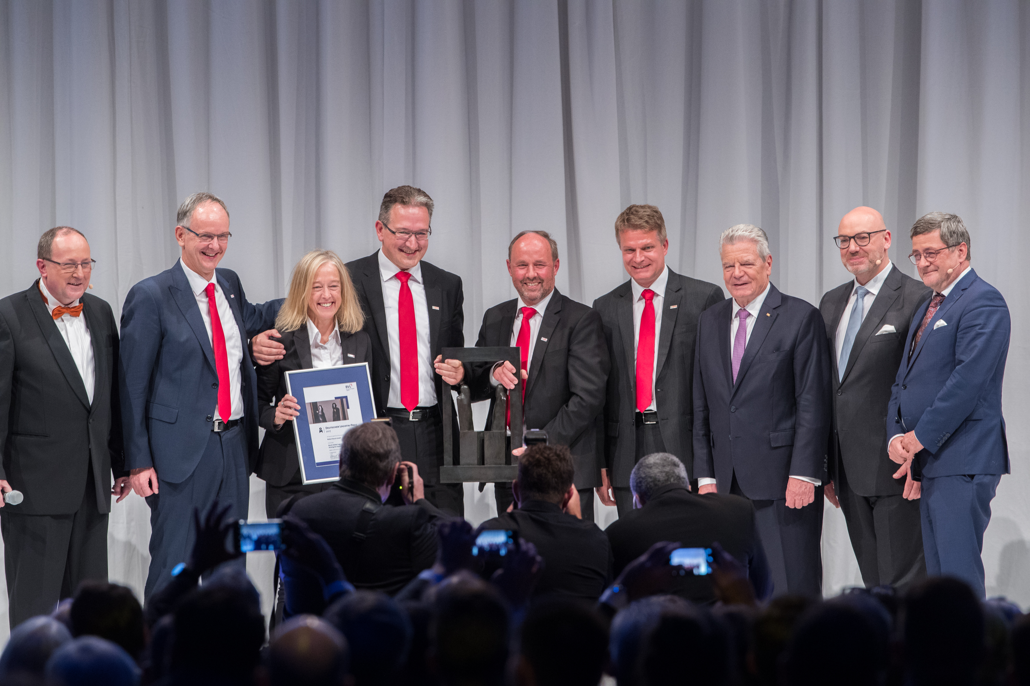 The team from Bosch led by Andreas Reutter, Executive Vice President Global Logistics (3rd from l.) was honoured by Jury Chairman Roland Tichy (extreme right) as well as – to his left – Prof. Raimund Klinkner and former German President Joachim Gauck.