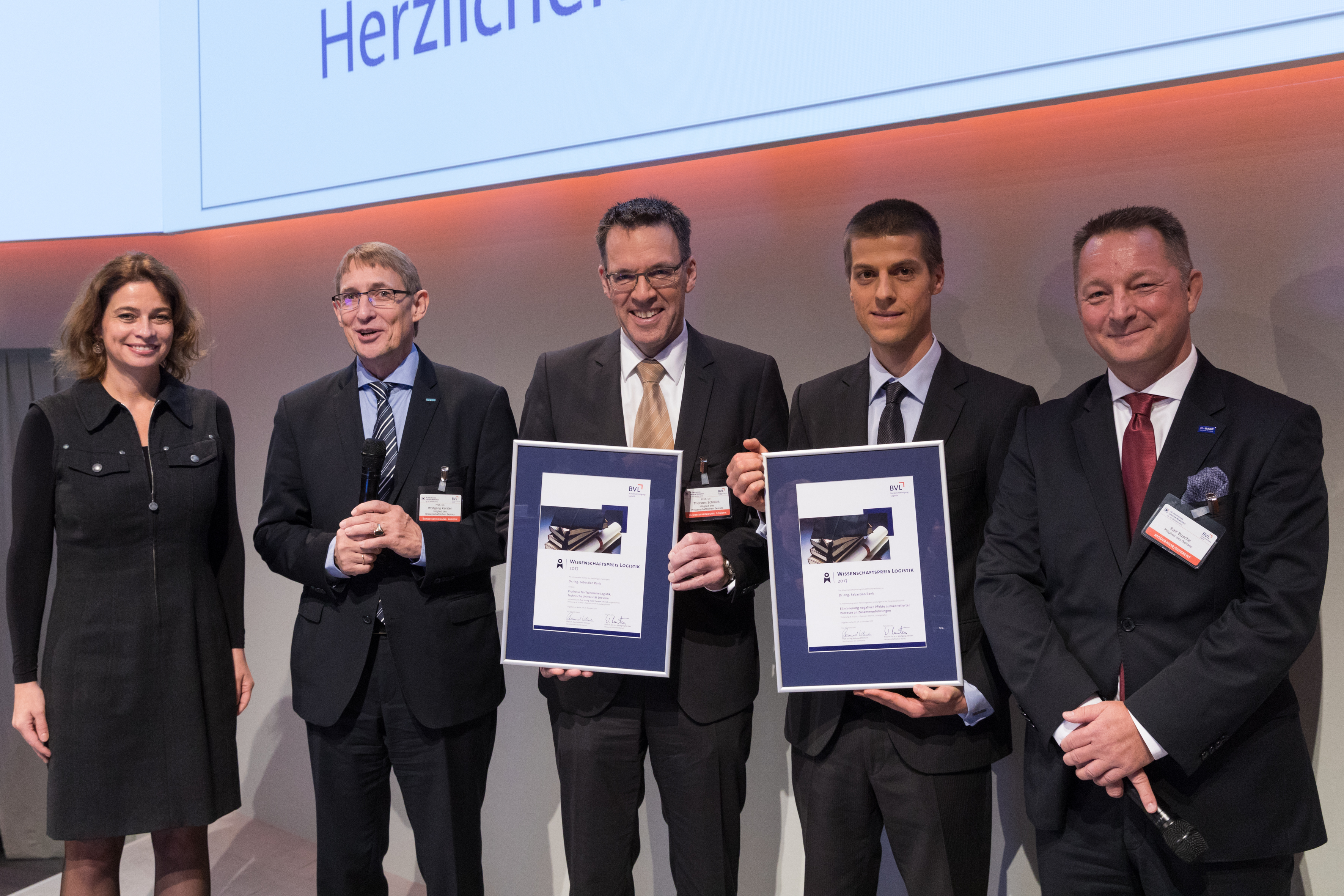 Board member Prof. Katja Windt and Jury Chairman Prof. Wolfgang Kersten congratulate Prof. Thorsten Schmidt and award winner Dr.-Ing. Sebastian Rank. On the right: Ralf Busche from BASF, who sponsor the award.
