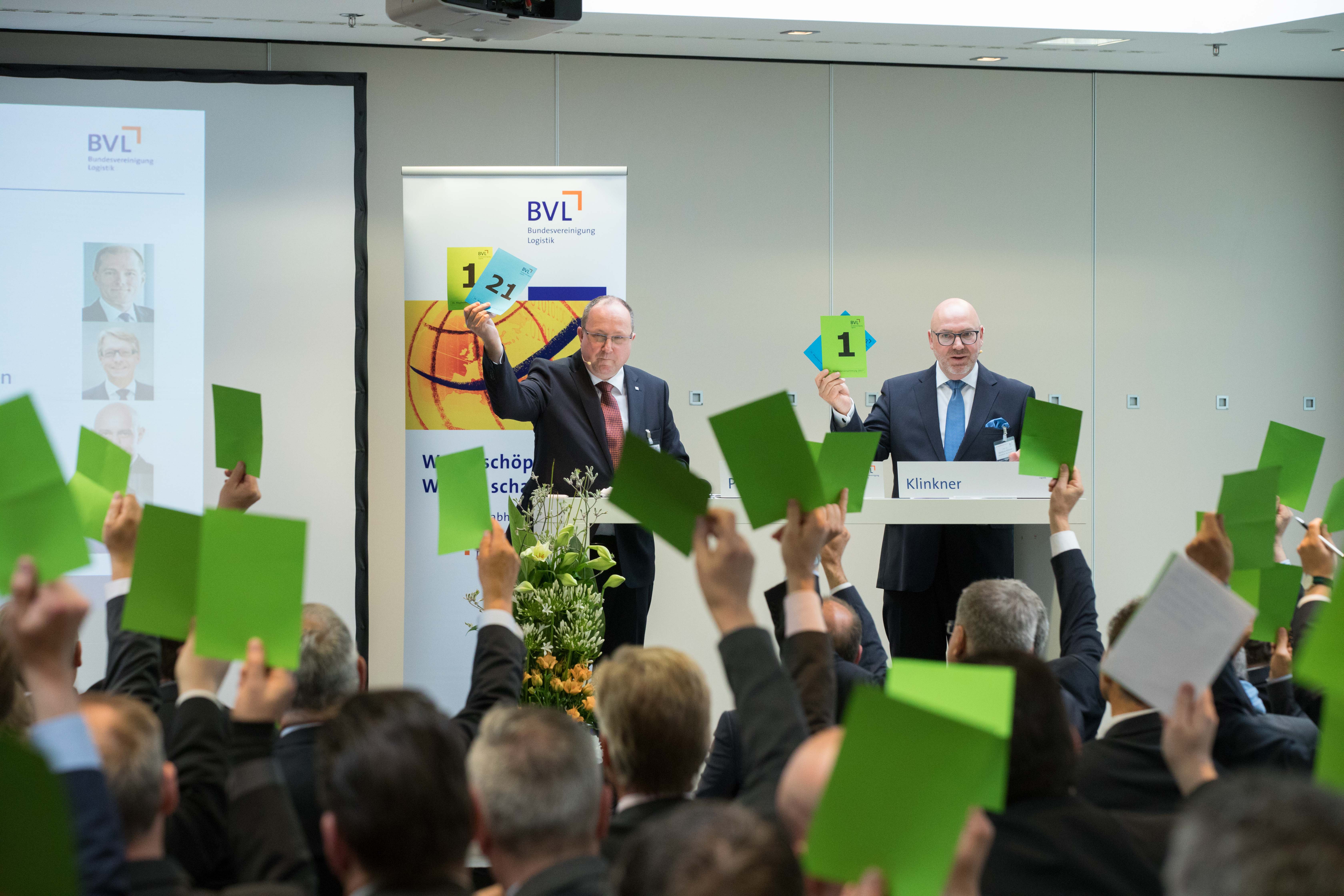 Prof. Thomas Wimmer und Prof. Raimund Klinkner bei der Mitgliederversammlung in München