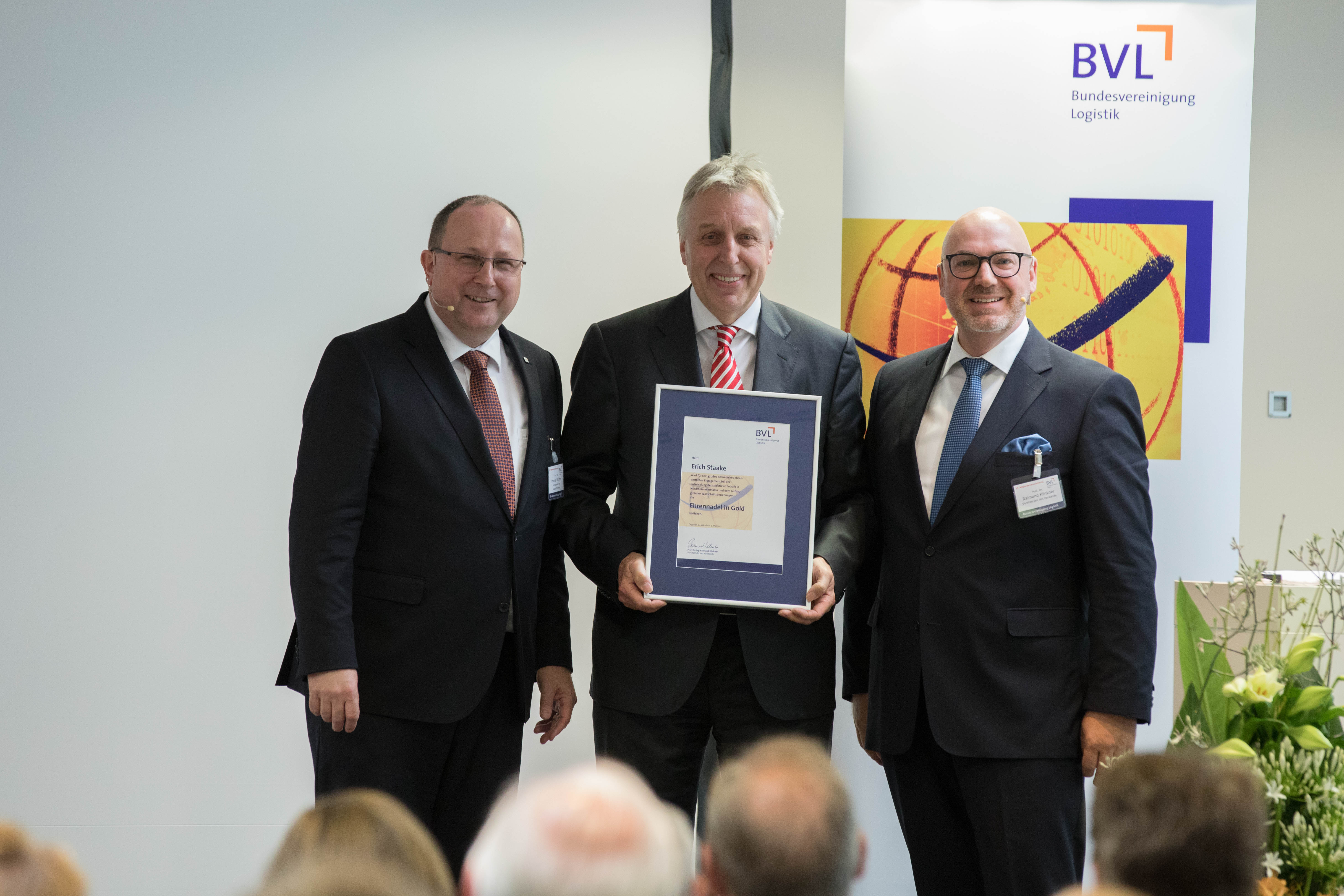 Beiratsmitglied Erich Staake erhielt die goldene Ehrennadel der BVL.