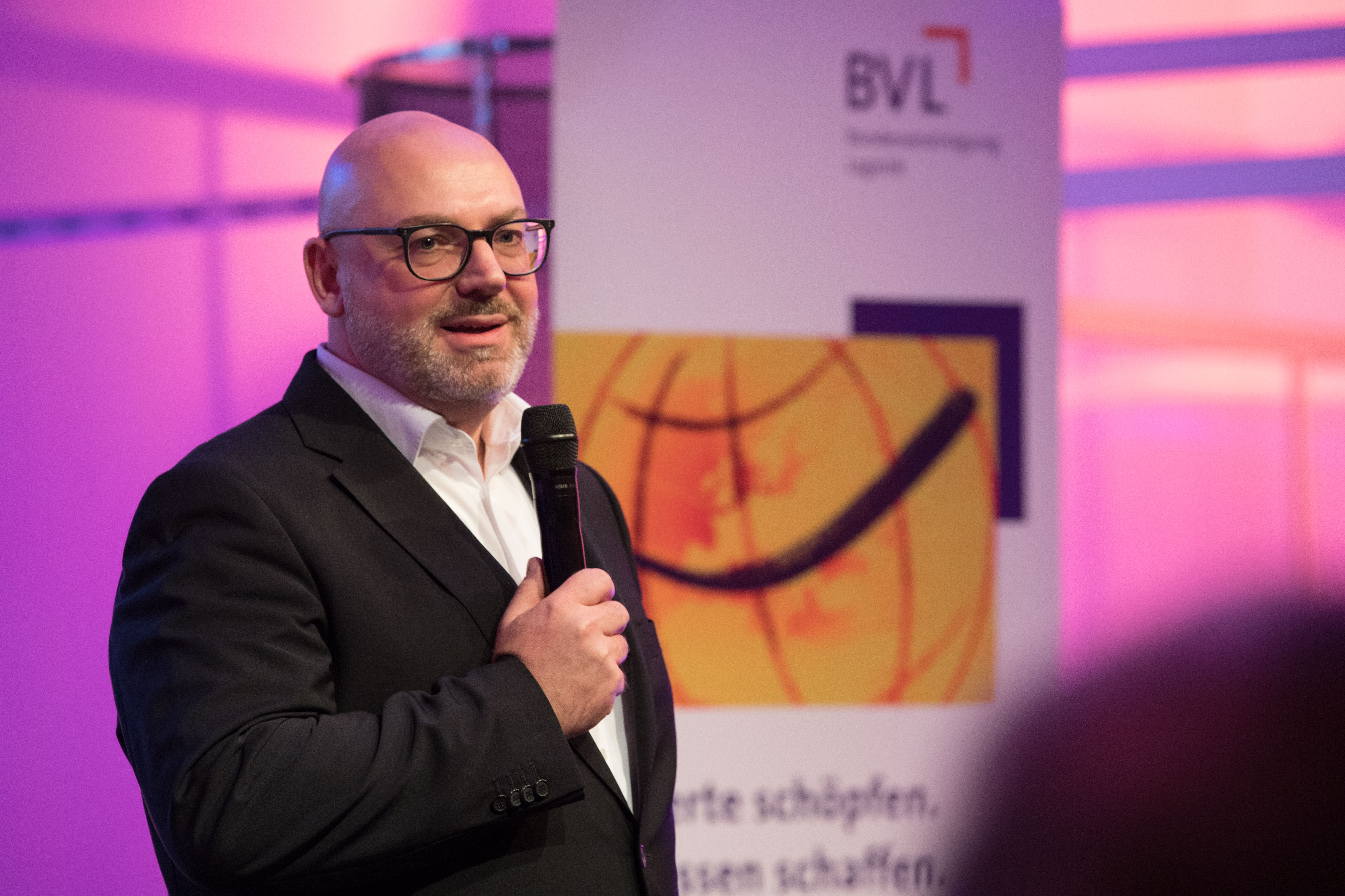 Prof. Raimund Klinkner scheidet zum Jahreswechsel aus dem Amt des Vorstandsvorsitzenden aus. Sein designierter Nachfolger Prof. Robert Blackburn (unten links) überreichte ihm die Ehrenurkunde.