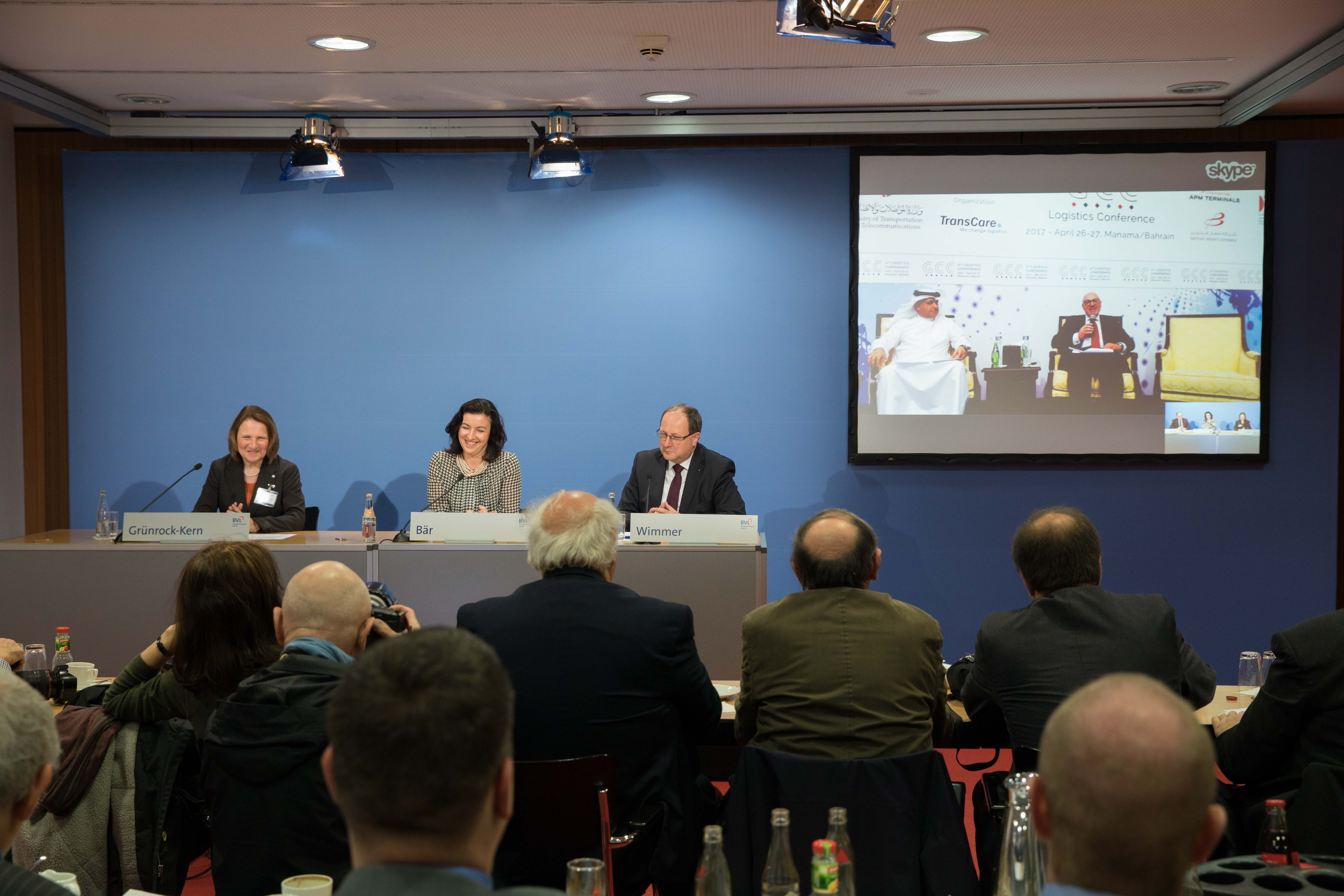 Live aus Bahrain waren H. E. Kamal bin Achmed Mohammed, Minister für Transport und Telekommunikation, und Raimund Klinkner der Pressekonferenz in Berlin zugeschaltet.