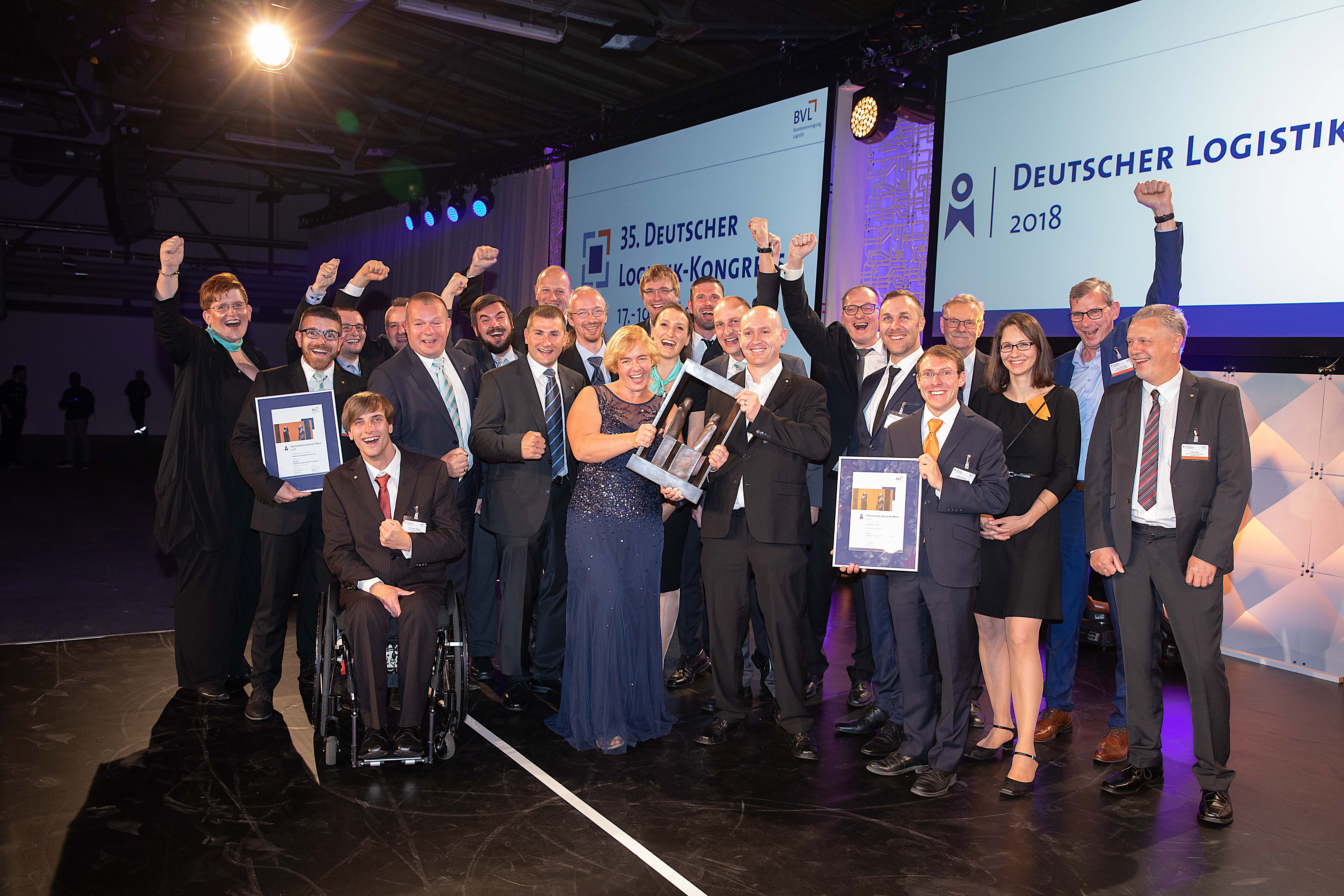 The team from Komsa Kommunikation Sachsen AG celebrates its success in the competition for the German Award for SCM.