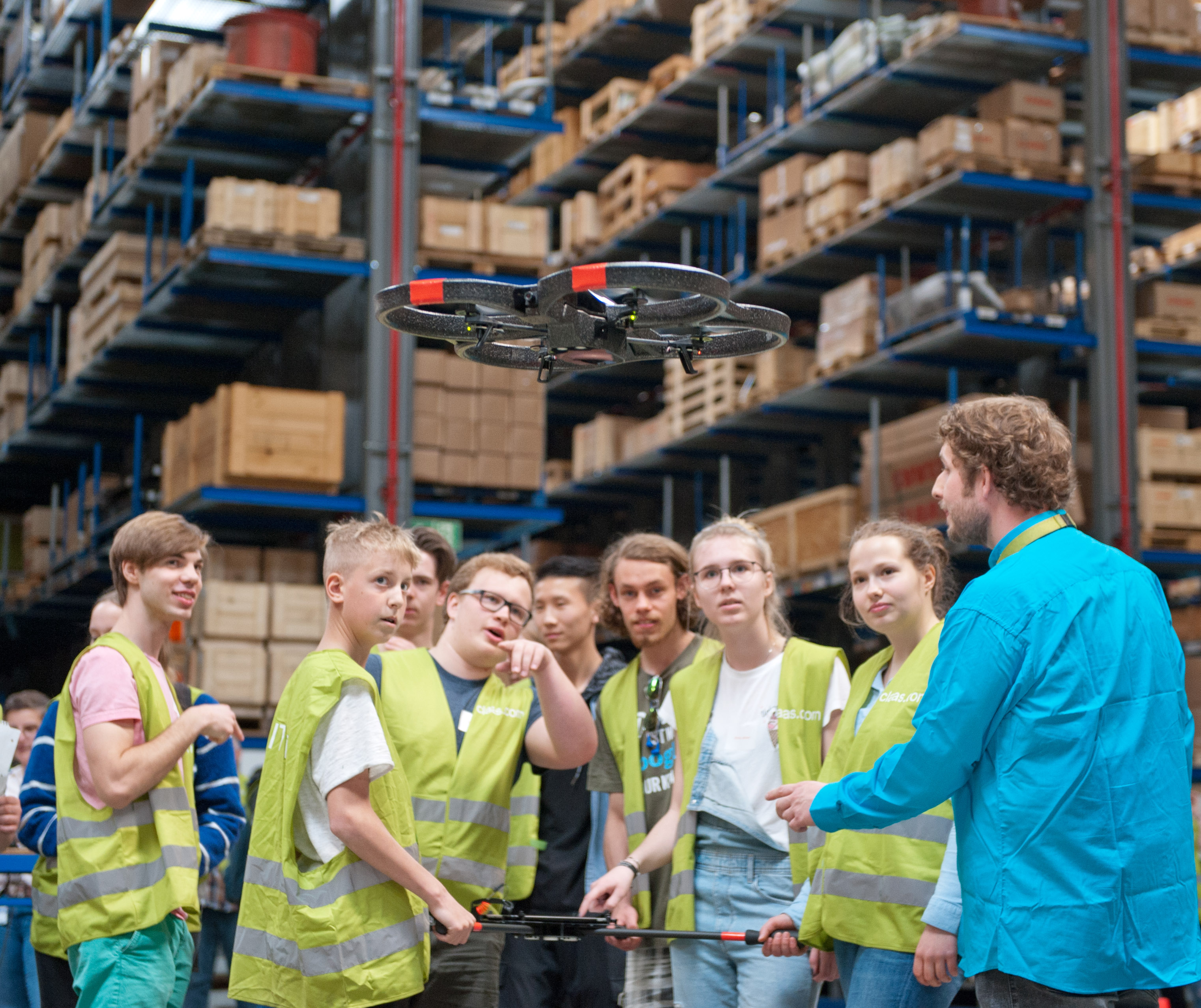 In Hamm ließen sich Schüler vom Einsatz einer Drohne im Lager des Landmaschinenherstellers Claas begeistern.