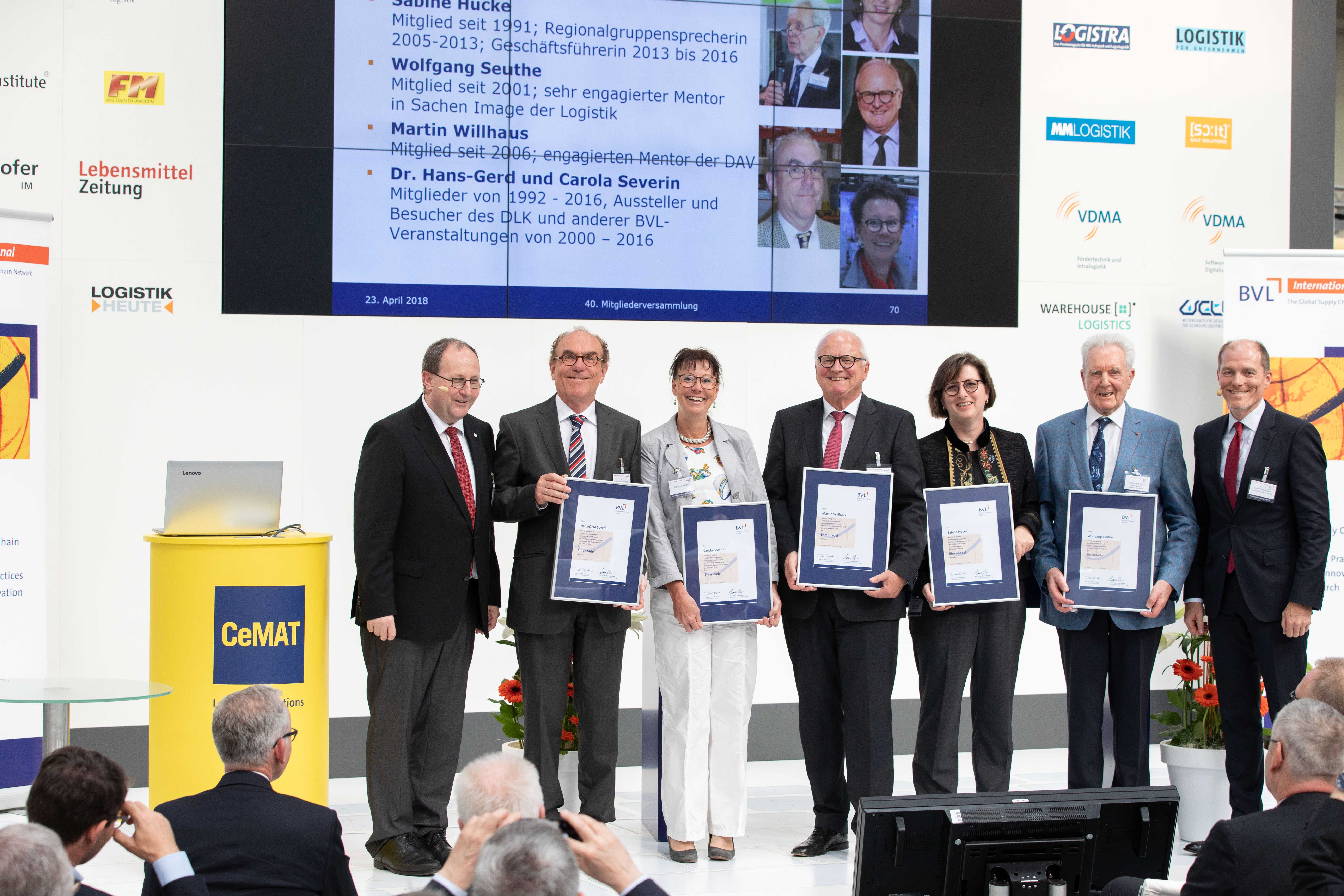 Prof. Thomas Wimmer (left) and Robert Blackburn (right) honour the commitment of members Hans-Gerd Severin, Carola Severin, Martin Willhaus, Sabine Hucke and Wolfgang Seuthe.