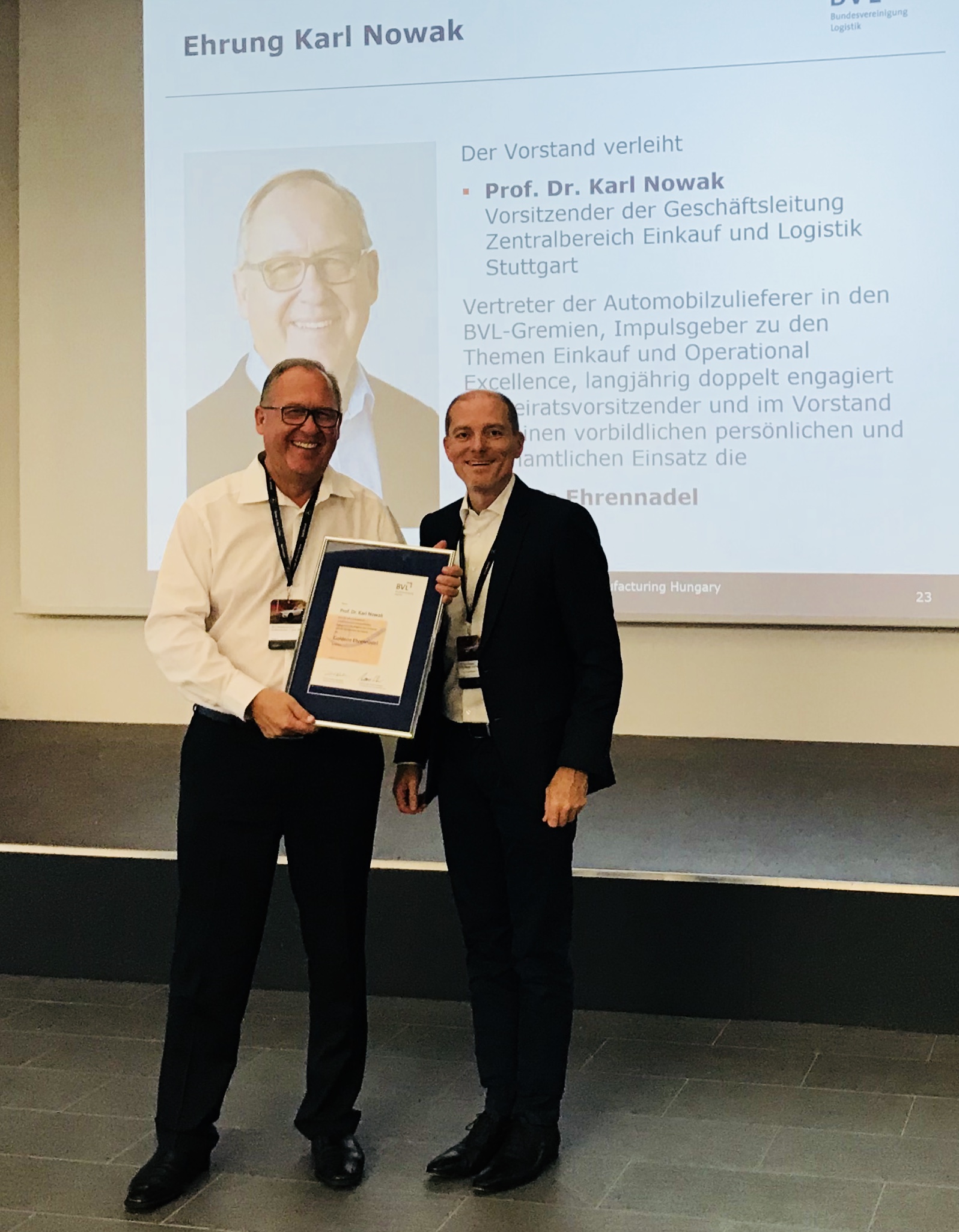 Robert Blackburn presents the badge of honour in gold to Prof. Karl Nowak.