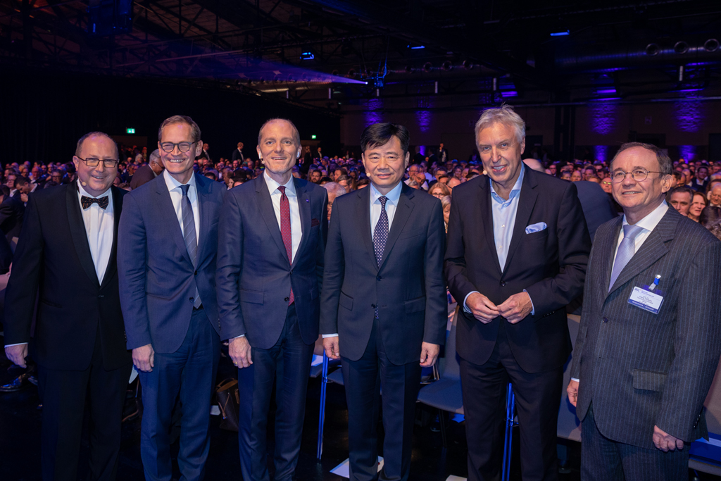 Prof. Thomas Wimmer, Michael Müller, Robert Blackburn, Chinese Ambassador Wu Ken, Erich Staake and Prof. Frank Straube