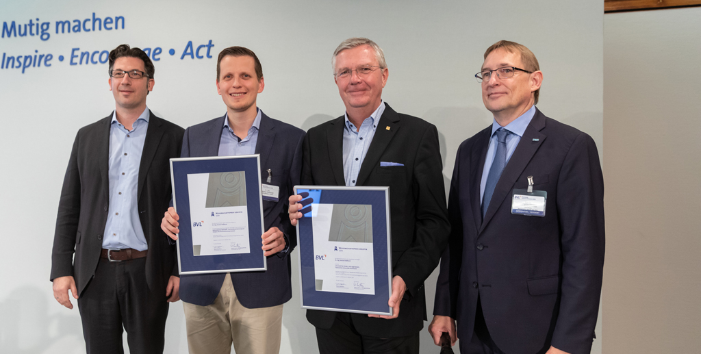 Preisträger Dr.-Ing. Sascha Feldhorst und sein Doktorvater Prof. Michael ten Hompel, flankiert vom Jury-Vorsitzenden Prof. Wolfgang Kersten (rechts) und von Martin Neuhold, Repräsentant des Sponsors EY
