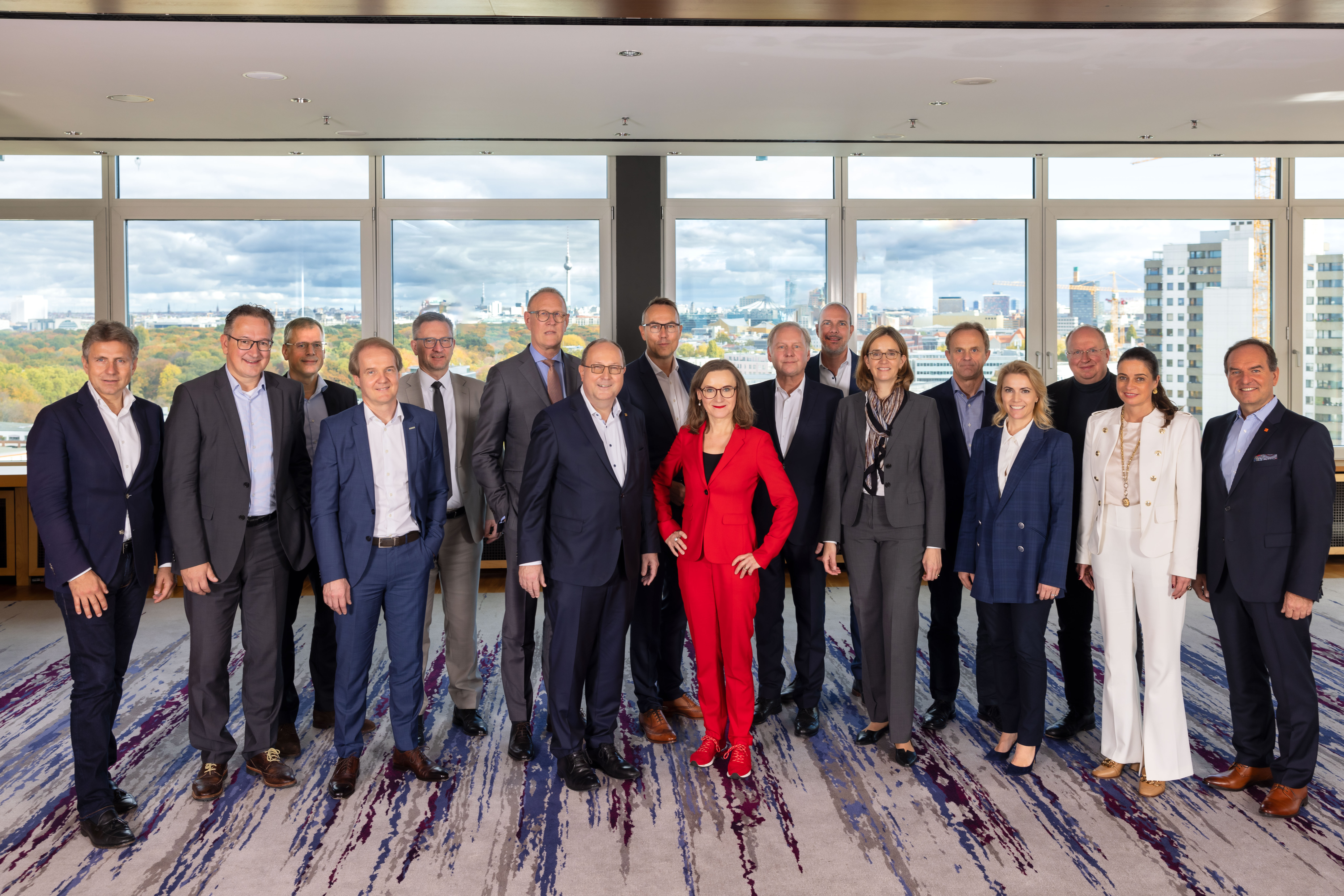 Der Vorstand der BVL im Oktober 2022 (v. l. n. r.): Alexander Doll, Andreas Reutter, Kai Althoff, Andreas Schick, Stephan Wohler (Rechnungsführer), Frank Dreeke (stellv. Vorstandsvorsitzender), Prof. Thomas Wimmer (Vorsitzender des Vorstands), Kay Schiebur, Dr. Sigrid Evelyn Nikutta, Dr.-Ing. Christian Jacobi (Vorsitzender des Förderbeirats), Dr.-Ing. Torsten Mallée, Dorothea von Boxberg, Marcus Wollens, Christina Thurner, Prof. Kai Furmans (Vorsitzender des Wissenschaftlichen Beirats), Prof. Katja Windt, Josip T. Tomasevic (Vorsitzender des Beirats). Weitere Vorstandsmitglieder sind: Marcus Dirks, Karl Gernandt, Tim Scharwath