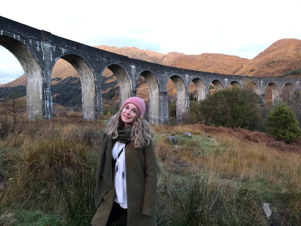 Auch die Umgebung hat viel zu bieten: Gülsen Gökdemir vor der Harry-Potter-Brücke (Glennfinnan-Viadukt).