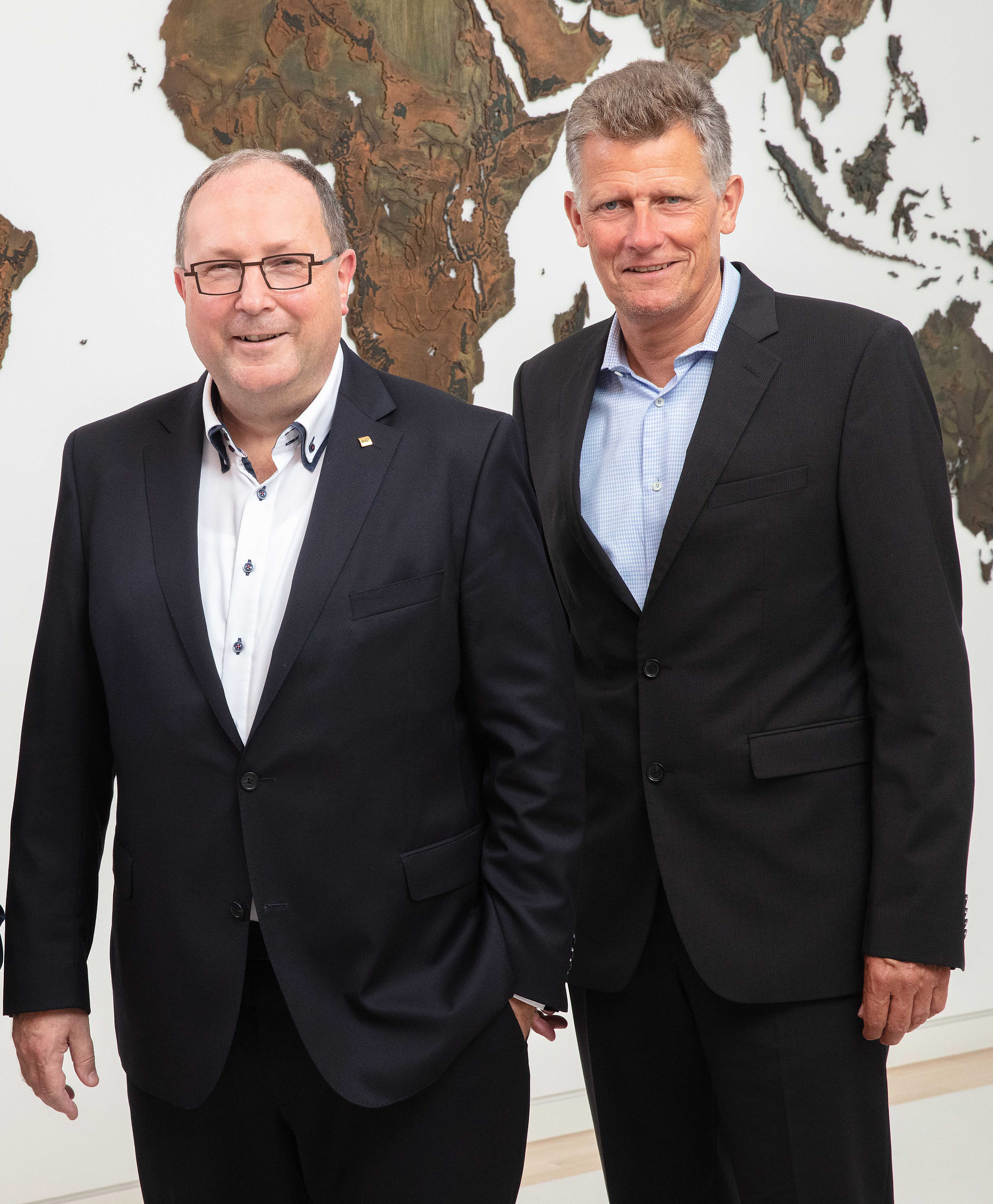 Prof. Dr.-Ing. Thomas Wimmer mit dem scheidenden Geschäftsführer Uwe Peters